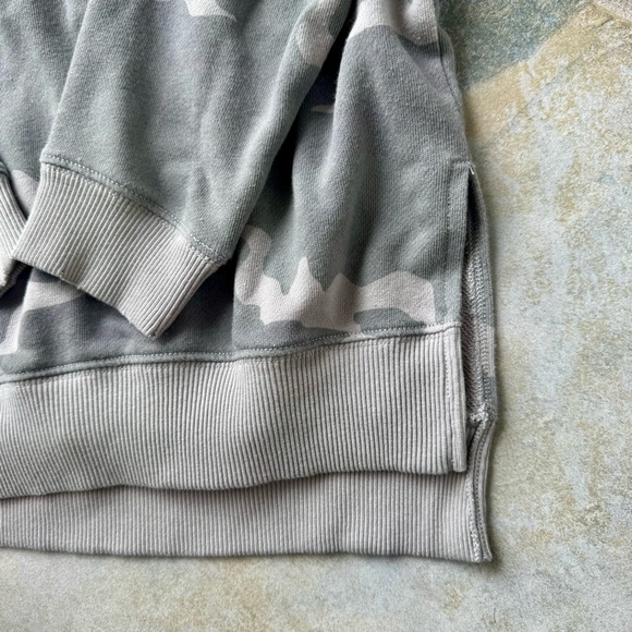 American Eagle Outfitters Ahh-amazingly Soft Gray Camo Oversized‎ Crewneck XS - Picture 3 of 5